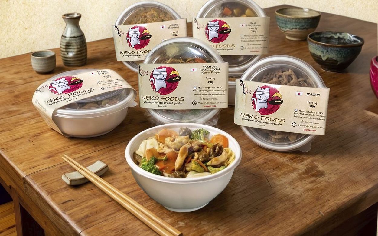 Os cinco bentôs congelados do Neko Foods sobre a mesa